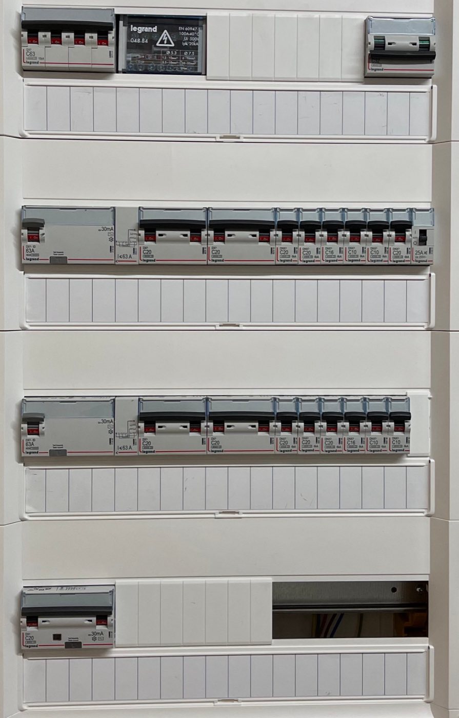 Tableau électrique Legrand neuf : interrupteurs différentiels 63 A 30 mA et disjoncteurs divisionnaires répartis sur quatre rangées